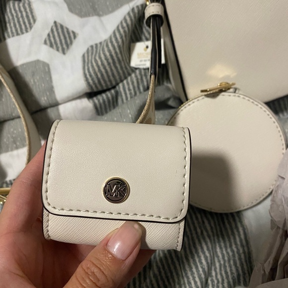 BMWT- Michael Kors Jet Set Tech Crossbody Bag in Saffiano Leather - light cream - Picture 5 of 11